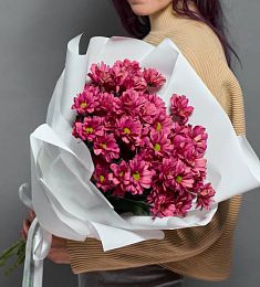 5 розовых ромашковидных хризантем в оформлении