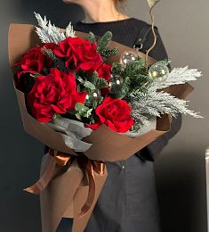 Букет "Огненный пыл" из красных роз и нобилиса