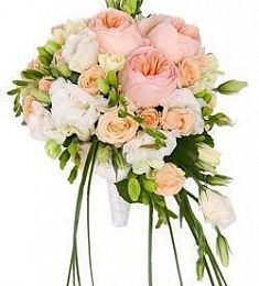 Букет невесты "Жаклин" из роз, фрезий и Лизиантусов