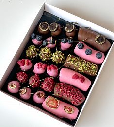 Фруктовый бокс "Лакомство" банан и черешня в шоколаде