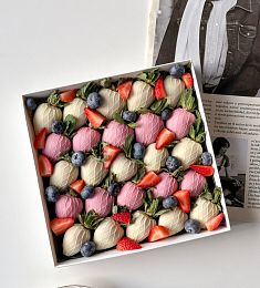 Клубничный бокс "Карамель" из клубники в белом и розовом шоколаде