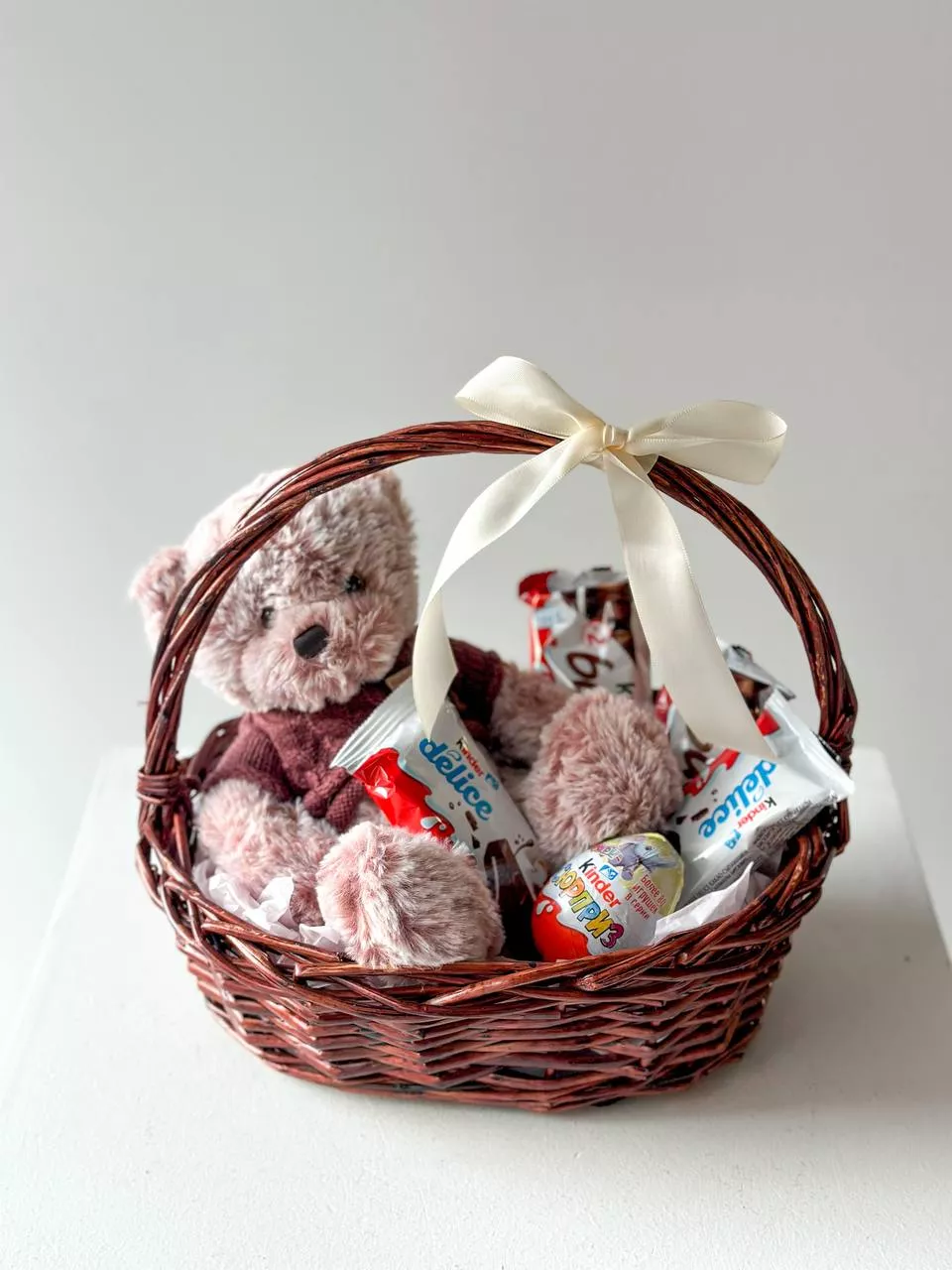 Подарочная корзина "Lovely teddy" игрушечный мишка и сладости