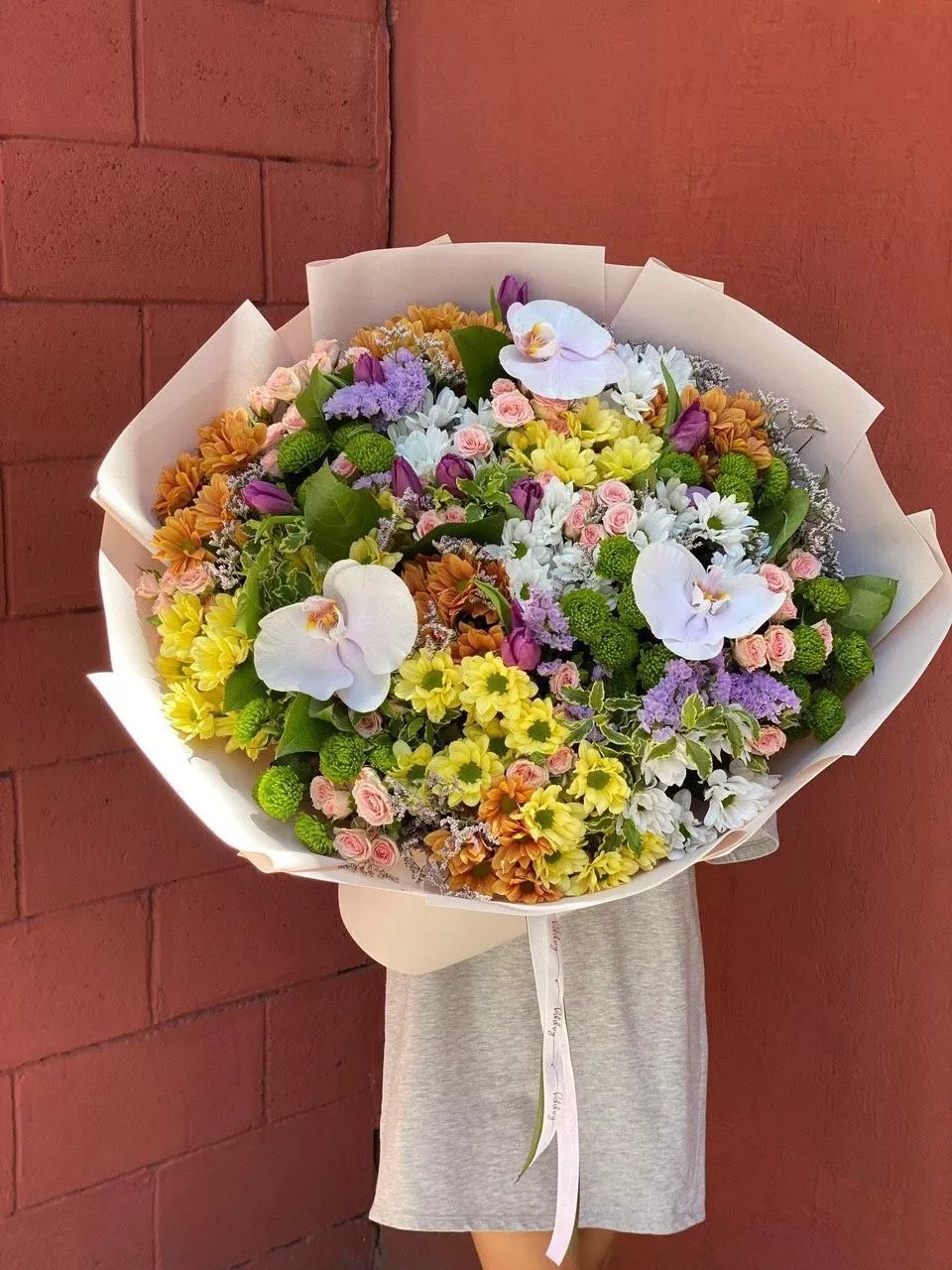 КОМПОЗИЦИЯ "КОК ЖАЙЛЯУ" из, тюльпан, хризантем, салала и статицы
