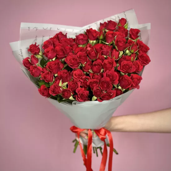 Букет из 17 красных спрей роз