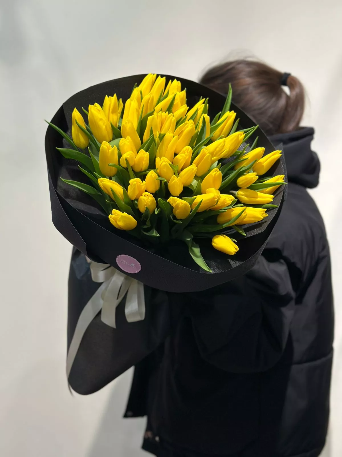 Букет из 51 желтого тюльпана в стильном оформлении