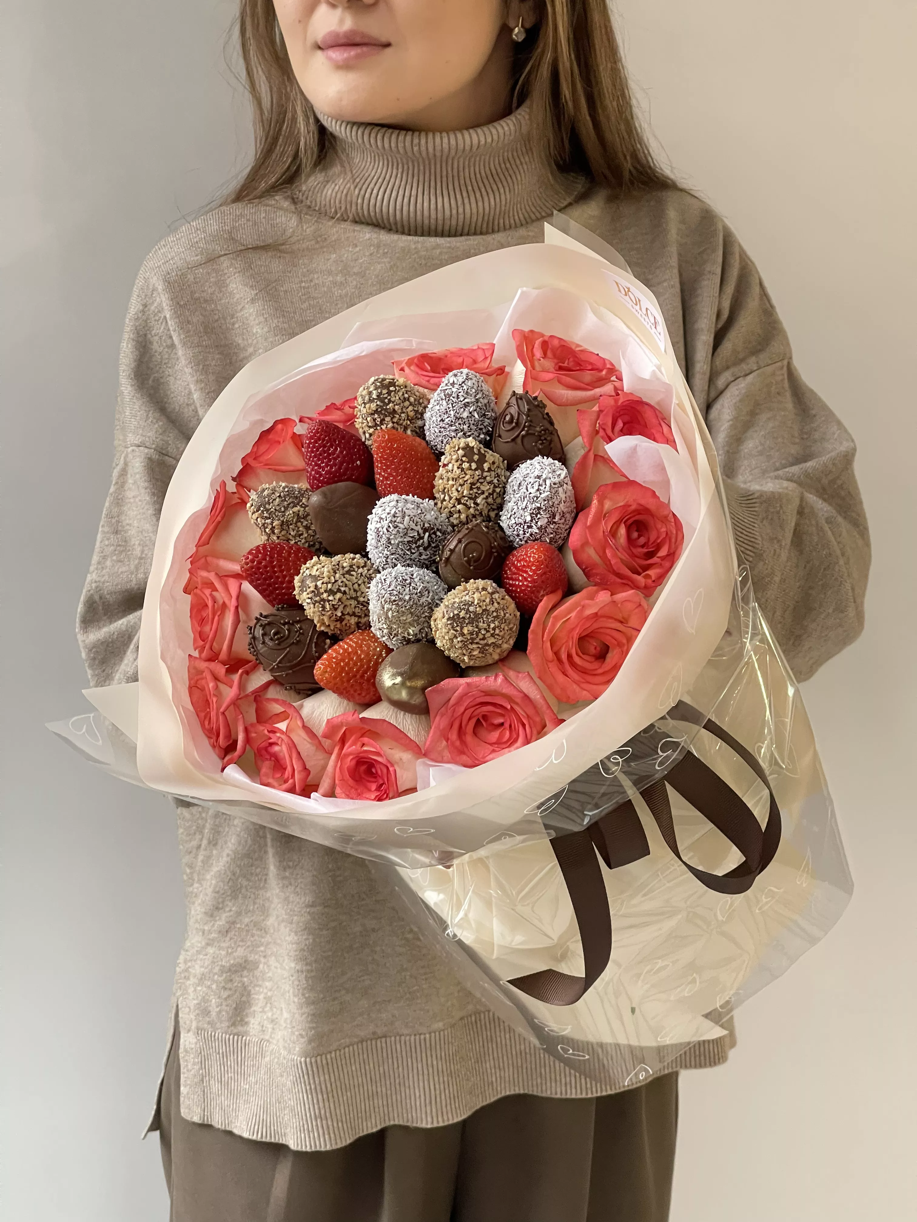 Клубничный букет "Настроение" из клубники в шоколаде и роз