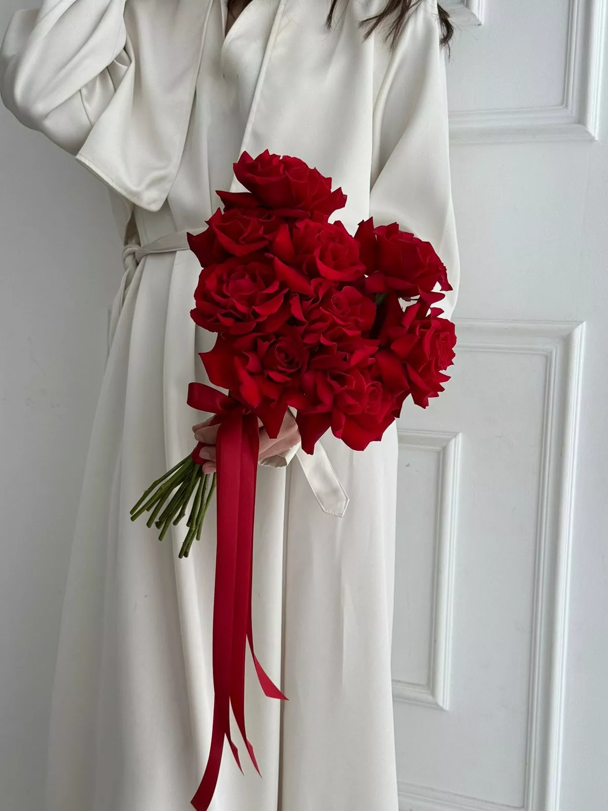 Свадебный букет невесты "Рейнира" из красных роз сорnа Freedom