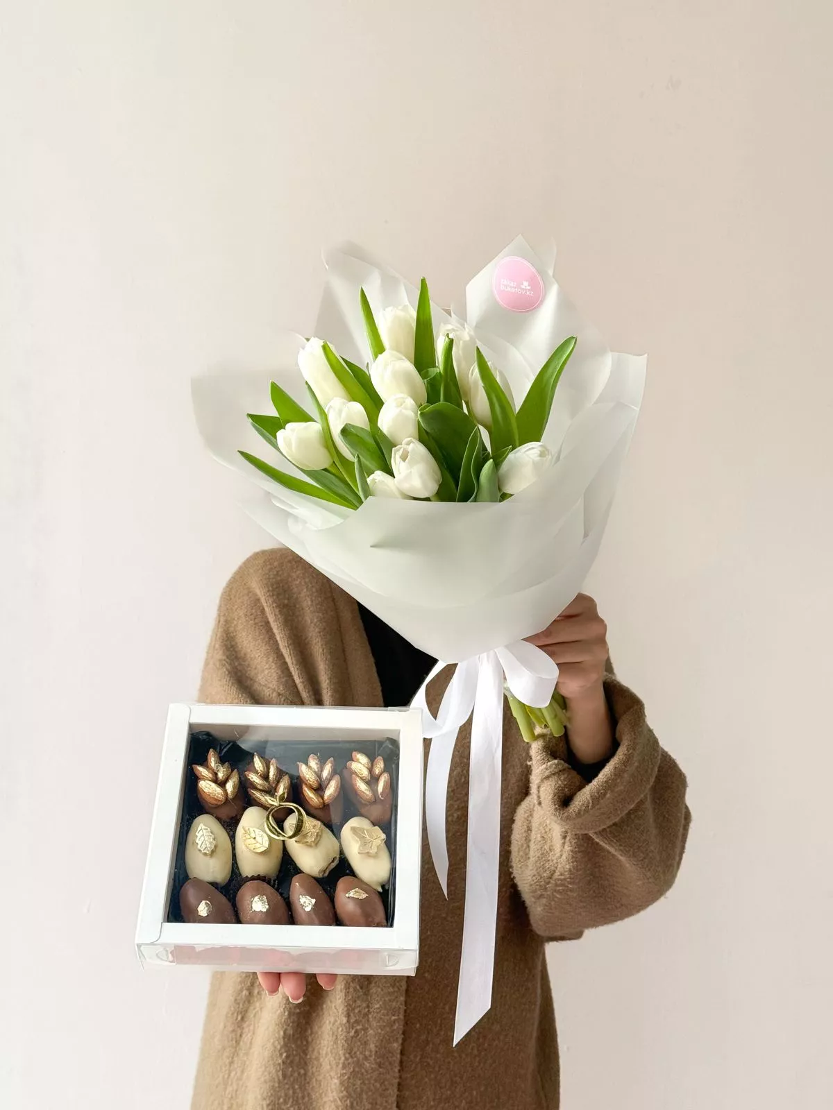 Сет "К Ифтару" букет тюльпанов и финики в шоколаде